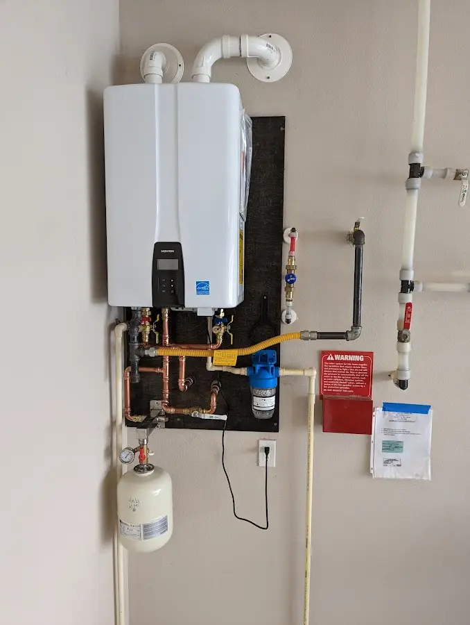 Professional plumber installing copper piping in a Rio Pinar home